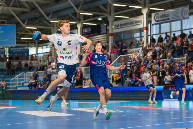 Dustin Kraus 1 VFL Potsdam, 47 with a jump shot, Florian Boehnert TSV Bayer Dormagen, 09 looks puzzled TSV Dormagen vs 1 VFL Potsdam, Handball, 2 HBL, Matchday 29, Season 2025 26, 27 04 2026, TSV Dormagen vs 1 VFL Potsdam, Handball, 2 HBL, Matchday 29, Season 2025 26, 27 04 2026 Dormagen Copyright: xEibner-Pressefoto LukasxBaldygax EP_LBA