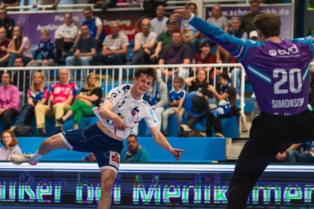 Marvin Siemer 1 VFL Potsdam, 03 throws past Christian Simonsen TSV Bayer Dormagen, 20 TSV Dormagen vs 1 VFL Potsdam, Handball, 2 HBL, 29 Matchday, Season 2025 26, 27 04 2026, TSV Dormagen vs 1 VFL Potsdam, Handball, 2 HBL, 29 Matchday, Season 2025 26, 27 04 2026 Dormagen Copyright: xEibner-Pressefoto LukasxBaldygax EP_LBA