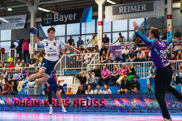 Marvin Siemer 1 VFL Potsdam, 03 with a jump shot, Christian Simonsen TSV Bayer Dormagen, 20 TSV Dormagen vs 1 VFL Potsdam, Handball, 2 HBL, Matchday 29, Season 2025 26, 27 04 2026, TSV Dormagen vs 1 VFL Potsdam, Handball, 2 HBL, Matchday 29, Season 2025 26, 27 04 2026 Dormagen Copyright: xEibner-Pressefoto LukasxBaldygax EP_LBA