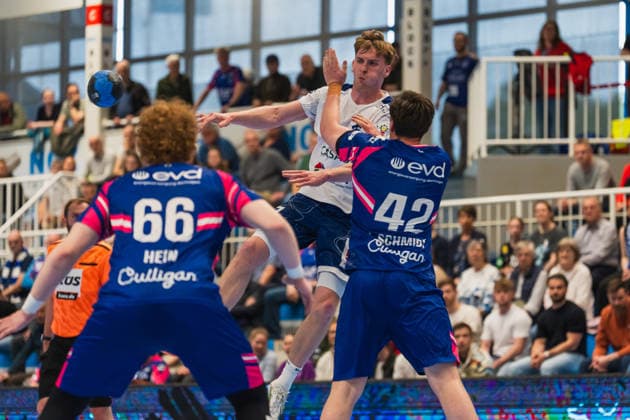 Julius Hein TSV Bayer Dormagen, 66 , Jannek Klein 1 VFL Potsdam, 17 with a pass in the jump shot covered by Jan Schmidt TSV Bayer Dormagen, 42 TSV Dormagen vs 1 VFL Potsdam, Handball, 2 HBL, 29 Matchday, Season 2025 26, 27 04 2026, TSV Dormagen vs 1 VFL Potsdam, Handball, 2 HBL, 29 Matchday, Season 2025 26, 27 04 2026 Dormagen Copyright: xEibner-Pressefoto LukasxBaldygax EP_LBA