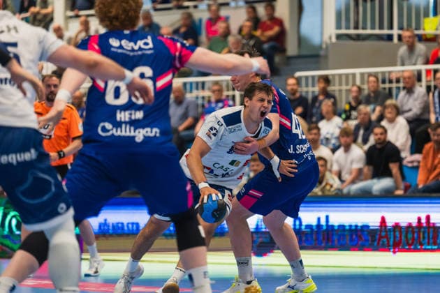 Markus Mahr 1 VFL Potsdam, 06 fights his way past Jan Schmidt TSV Bayer Dormagen, 42 and screams TSV Dormagen vs 1 VFL Potsdam, Handball, 2 HBL, 29 Matchday, Season 2025 26, 27 04 2026, TSV Dormagen vs 1 VFL Potsdam, Handball, 2 HBL, 29 Matchday, Season 2025 26, 27 04 2026 Dormagen Copyright: xEibner-Pressefoto LukasxBaldygax EP_LBA