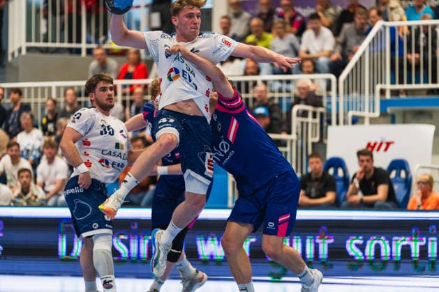 Nicholas Schley 1 VFL Potsdam, 35 , Dustin Kraus 1 VFL Potsdam, 47 is held by Krischa Leis TSV Bayer Dormagen, 07 during the throw TSV Dormagen vs 1 VFL Potsdam, Handball, 2 HBL, Matchday 29, Season 2025 26, 27 04 2026, TSV Dormagen vs 1 VFL Potsdam, Handball, 2 HBL, Matchday 29, Season 2025 26, 27 04 2026 Dormagen Copyright: xEibner-Pressefoto LukasxBaldygax EP_LBA