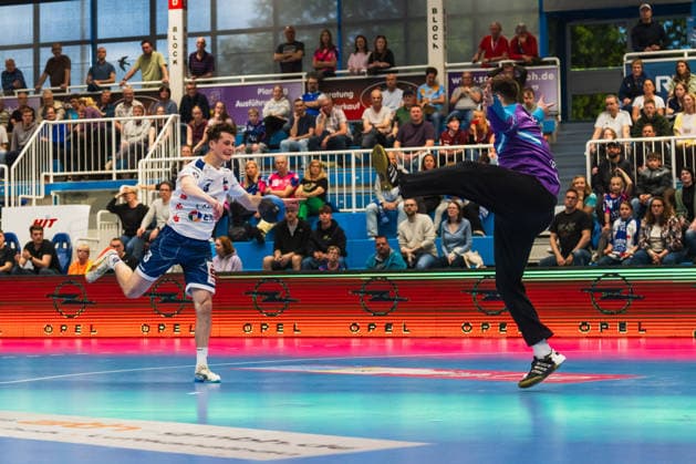 03vpor throwing against Louis Oberosler TSV Bayer Dormagen, 01 TSV Dormagen vs 1 VFL Potsdam, Handball, 2 HBL, Matchday 29, Season 2025 26, 27 04 2026, TSV Dormagen vs 1 VFL Potsdam, Handball, 2 HBL, Matchday 29, Season 2025 26, 27 04 2026 Dormagen Copyright: xEibner-Pressefoto LukasxBaldygax EP_LBA