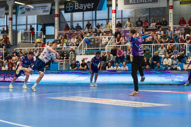 Marvin Siemer 1 VFL Potsdam, 03 at 7-meter throw against Christian Simonsen TSV Bayer Dormagen, 20 TSV Dormagen vs 1 VFL Potsdam, Handball, 2 HBL, Matchday 29, Season 2025 26, 27 04 2026, TSV Dormagen vs 1 VFL Potsdam, Handball, 2 HBL, Matchday 29, Season 2025 26, 27 04 2026 Dormagen Copyright: xEibner-Pressefoto LukasxBaldygax EP_LBA