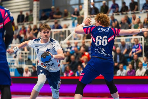 Nicolas Paulnsteiner 1 VFL Potsdam, 07 dribbles past Julius Hein TSV Bayer Dormagen, 66 TSV Dormagen vs 1 VFL Potsdam, Handball, 2 HBL, Matchday 29, Season 2025 26, 27 04 2026, TSV Dormagen vs 1 VFL Potsdam, Handball, 2 HBL, Matchday 29, Season 2025 26, 27 04 2026 Dormagen Copyright: xEibner-Pressefoto LukasxBaldygax EP_LBA