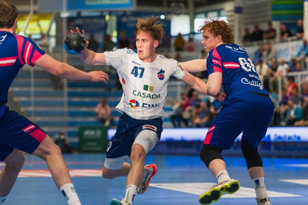 Dustin Kraus 1 VFL Potsdam, 47 with a pass and duel with Julius Hein TSV Bayer Dormagen, 66 TSV Dormagen vs 1 VFL Potsdam, Handball, 2 HBL, 29 Matchday, Season 2025 26, 27 04 2026, TSV Dormagen vs 1 VFL Potsdam, Handball, 2 HBL, 29 Matchday, Season 2025 26, 27 04 2026 Dormagen Copyright: xEibner-Pressefoto LukasxBaldygax EP_LBA