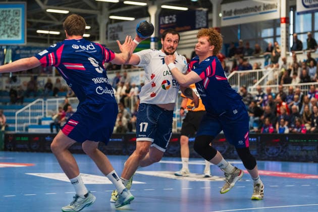 Florian Boehnert TSV Bayer Dormagen, 09 , Jannek Klein 1 VFL Potsdam, 17 in duel with Julius Hein TSV Bayer Dormagen, 66 TSV Dormagen vs 1 VFL Potsdam, Handball, 2 HBL, Matchday 29, Season 2025 26, 27 04 2026, TSV Dormagen vs 1 VFL Potsdam, Handball, 2 HBL, Matchday 29, Season 2025 26, 27 04 2026 Dormagen Copyright: xEibner-Pressefoto LukasxBaldygax EP_LBA