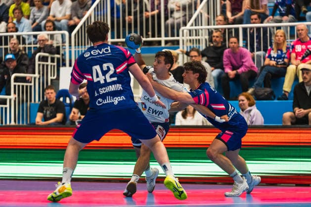 Jan Schmidt TSV Bayer Dormagen, 42 , Markus Mahr 1 VFL Potsdam, 06 with a pass covered by Krischa Leis TSV Bayer Dormagen, 07 TSV Dormagen vs 1 VFL Potsdam, Handball, 2 HBL, 29 Matchday, Season 2025 26, 27 04 2026, TSV Dormagen vs 1 VFL Potsdam, Handball, 2 HBL, 29 Matchday, Season 2025 26, 27 04 2026 Dormagen Copyright: xEibner-Pressefoto LukasxBaldygax EP_LBA