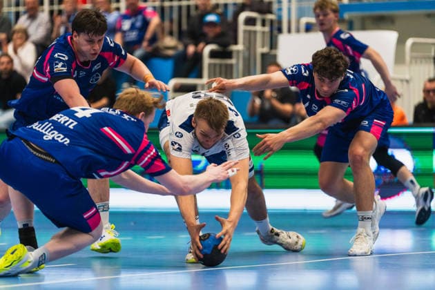 Vinzent Bertl TSV Bayer Dormagen, 04 , Jan Schmidt TSV Bayer Dormagen, 42 , Tim Niclas Schroeder 1 VFL Potsdam, 33 and Krischa Leis TSV Bayer Dormagen, 07 dive for the ball TSV Dormagen vs 1 VFL Potsdam, Handball, 2 HBL, Matchday 29, Season 2025 26, 27 04 2026, TSV Dormagen vs 1 VFL Potsdam, Handball, 2 HBL, Matchday 29, Season 2025 26, 27 04 2026 Dormagen Copyright: xEibner-Pressefoto LukasxBaldygax EP_LBA