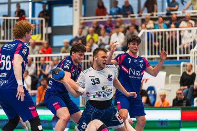 Julius Hein TSV Bayer Dormagen, 66 , Jan Schmidt TSV Bayer Dormagen, 42 holds Tim Niclas Schroeder 1 VFL Potsdam, 33 on the throw, Krischa Leis TSV Bayer Dormagen, 07 comes too late TSV Dormagen vs 1 VFL Potsdam, Handball, 2 HBL, Matchday 29, Season 2025 26, 27 04 2026, TSV Dormagen vs 1 VFL Potsdam, Handball, 2 HBL, Matchday 29, Season 2025 26, 27 04 2026 Dormagen Copyright: xEibner-Pressefoto LukasxBaldygax EP_LBA
