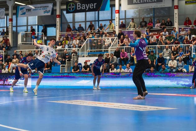 Marvin Siemer 1 VFL Potsdam, 03 at 7-meter throw against Christian Simonsen TSV Bayer Dormagen, 20 TSV Dormagen vs 1 VFL Potsdam, Handball, 2 HBL, Matchday 29, Season 2025 26, 27 04 2026, TSV Dormagen vs 1 VFL Potsdam, Handball, 2 HBL, Matchday 29, Season 2025 26, 27 04 2026 Dormagen Copyright: xEibner-Pressefoto LukasxBaldygax EP_LBA