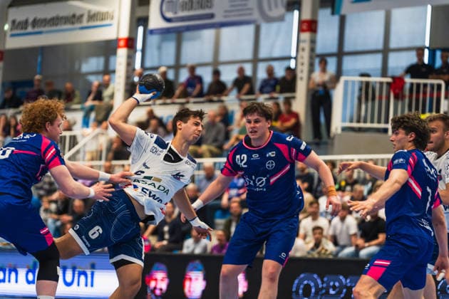 Julius Hein TSV Bayer Dormagen, 66 holds Markus Mahr 1 VFL Potsdam, 06 on the throw, Jan Schmidt TSV Bayer Dormagen, 42 comes too late, Krischa Leis TSV Bayer Dormagen, 07 TSV Dormagen vs 1 VFL Potsdam, Handball, 2 HBL, Matchday 29, Season 2025 26, 27 04 2026, TSV Dormagen vs 1 VFL Potsdam, Handball, 2 HBL, Matchday 29, Season 2025 26, 27 04 2026 Dormagen Copyright: xEibner-Pressefoto LukasxBaldygax EP_LBA