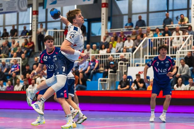Jan Schmidt TSV Bayer Dormagen, 42 watches the throw of Nicolas Paulnsteiner 1 VFL Potsdam, 07 , Krischa Leis TSV Bayer Dormagen, 07 TSV Dormagen vs 1 VFL Potsdam, Handball, 2 HBL, Matchday 29, Season 2025 26, 27 04 2026, TSV Dormagen vs 1 VFL Potsdam, Handball, 2 HBL, Matchday 29, Season 2025 26, 27 04 2026 Dormagen Copyright: xEibner-Pressefoto LukasxBaldygax EP_LBA