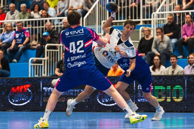 Jan Schmidt TSV Bayer Dormagen, 42 in a duel with Markus Mahr 1 VFL Potsdam, 06 about to throw TSV Dormagen vs 1 VFL Potsdam, Handball, 2 HBL, Matchday 29, Season 2025 26, 27 04 2026, TSV Dormagen vs 1 VFL Potsdam, Handball, 2 HBL, Matchday 29, Season 2025 26, 27 04 2026 Dormagen Copyright: xEibner-Pressefoto LukasxBaldygax EP_LBA