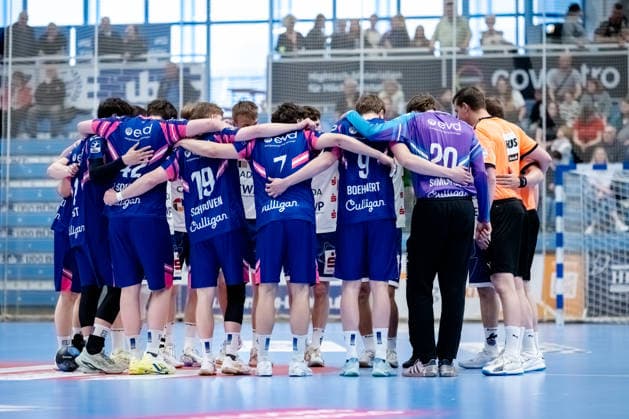 Dormagen, 27 04 2026, Handball, Men, 2 Bundesliga, Matchday 29, 2025 2026 TSV Bayer Dormagen 1 VFL Potsdam Team greeting at the start of the match with the referees