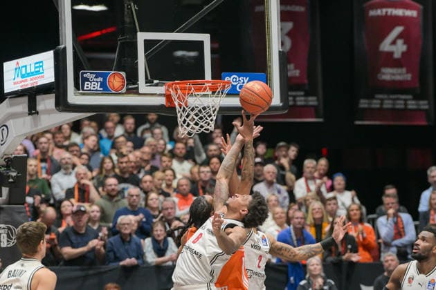 asyCredit Basketball Bundesliga, Matchday 31, Niners Chemnitz BMA365 Bamberg Baskets 27 04 2026 from 20 00 Chemnitz, Chemnitz Arena In the photo Demarcus Marquette Demonia 8 , Kevin Yebo 0 easyCredit Basketball Bundesliga, Matchday 31, Niners Chemnitz BMA365 Bamberg Baskets Chemnitz Saxony Germany Copyright: xEHLxMedia MichelxKöhlerx 20262704-Niners Chemnitz-Bamberg Baskets_016