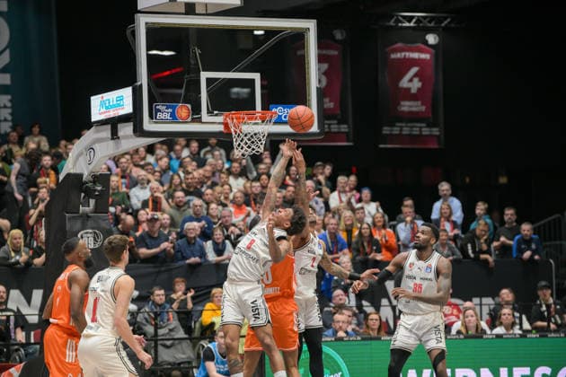 asyCredit Basketball Bundesliga, Matchday 31, Niners Chemnitz BMA365 Bamberg Baskets 27 04 2026 from 20 00 Chemnitz, Chemnitz Arena In the photo Demarcus Marquette Demonia 8 , Kevin Yebo 0 easyCredit Basketball Bundesliga, Matchday 31, Niners Chemnitz BMA365 Bamberg Baskets Chemnitz Saxony Germany Copyright: xEHLxMedia MichelxKöhlerx 20262704-Niners Chemnitz-Bamberg Baskets_017