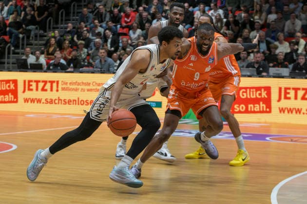 asyCredit Basketball Bundesliga, Matchday 31, Niners Chemnitz BMA365 Bamberg Baskets 27 04 2026 from 20 00 Chemnitz, Chemnitz Arena In the photo Ibrahim Ibi Watson 2 , John Newman III 9 easyCredit Basketball Bundesliga, Matchday 31, Niners Chemnitz BMA365 Bamberg Baskets Chemnitz Saxony Germany Copyright: xEHLxMedia MichelxKöhlerx 20262704-Niners Chemnitz-Bamberg Baskets_020