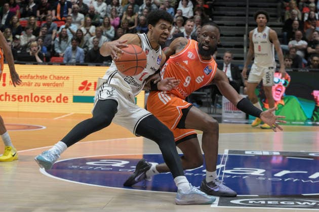 asyCredit Basketball Bundesliga, Matchday 31, Niners Chemnitz BMA365 Bamberg Baskets 27 04 2026 from 20 00 Chemnitz, Chemnitz Arena In the photo Ibrahim Ibi Watson 2 , John Newman III 9 easyCredit Basketball Bundesliga, Matchday 31, Niners Chemnitz BMA365 Bamberg Baskets Chemnitz Saxony Germany Copyright: xEHLxMedia MichelxKöhlerx 20262704-Niners Chemnitz-Bamberg Baskets_021