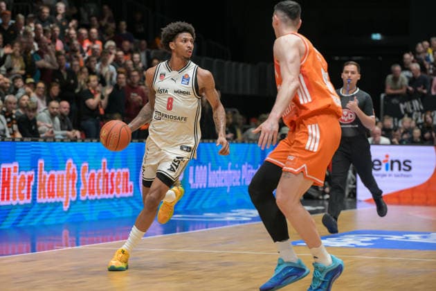 asyCredit Basketball Bundesliga, Matchday 31, Niners Chemnitz BMA365 Bamberg Baskets 27 04 2026 from 20 00 Chemnitz, Chemnitz Arena In the photo Demarcus Marquette Demonia 8 , Yordan Minchev 91 easyCredit Basketball Bundesliga, Matchday 31, Niners Chemnitz BMA365 Bamberg Baskets Chemnitz Saxony Germany Copyright: xEHLxMedia MichelxKöhlerx 20262704-Niners Chemnitz-Bamberg Baskets_026