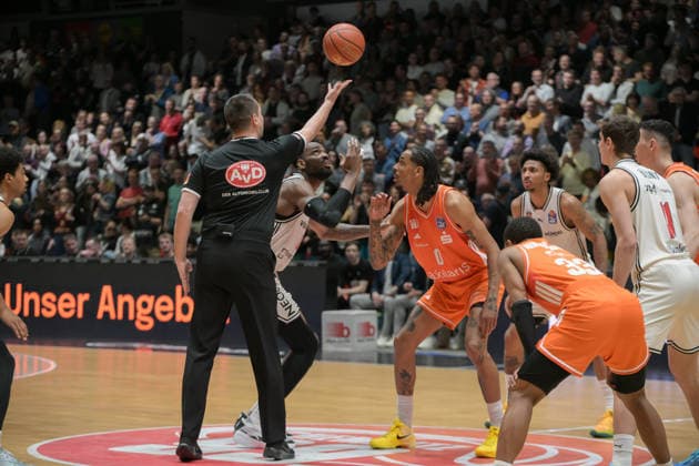 asyCredit Basketball Bundesliga, 31 Matchday, Niners Chemnitz BMA365 Bamberg Baskets 27 04 2026 from 20 00 Chemnitz, Chemnitz Arena In the photo Tip off Niners Chemnitz, Bamberg Baskets easyCredit Basketball Bundesliga, 31 Matchday, Niners Chemnitz BMA365 Bamberg Baskets Chemnitz Saxony Germany Copyright: xEHLxMedia MichelxKöhlerx 20262704-Niners Chemnitz-Bamberg Baskets_028