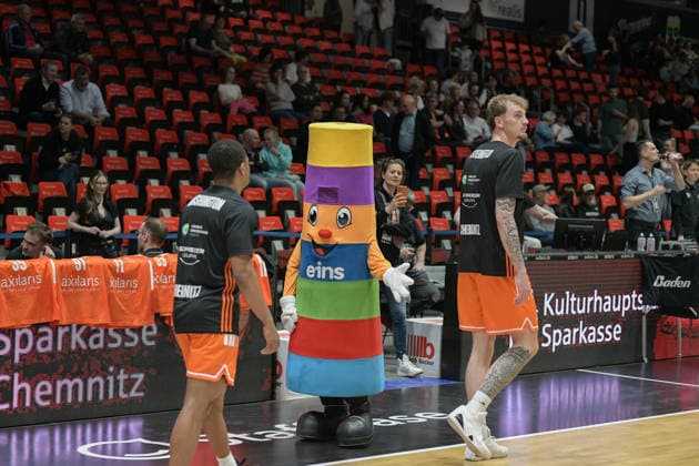 asyCredit Basketball Bundesliga, Matchday 31, Niners Chemnitz BMA365 Bamberg Baskets 27 04 2026 from 20 00 Chemnitz, Chemnitz Arena In the photo one mascot easyCredit Basketball Bundesliga, Matchday 31, Niners Chemnitz BMA365 Bamberg Baskets Chemnitz Saxony Germany Copyright: xEHLxMedia MichelxKöhlerx 20262704-Niners Chemnitz-Bamberg Baskets_029