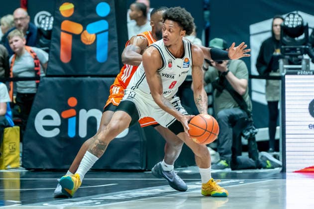 Chemnitz, Germany 27 April 2026 1 BBL 2025 2026 Sp 31 Niners Chemnitz vs Bamberg Baskets In the picture from left in the duel John Newman III 99 and Demarcus Demonia BMA Copyright: xFotostandx xNachtigallx
