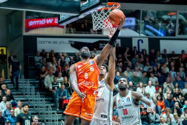 Chemnitz, Germany 27 April 2026 1 BBL 2025 2026 Sp 31 Niners Chemnitz vs Bamberg Baskets In the picture from left in the duel John Newman III 99 , Ibi Watson BMA and Ejiofor Onu BMA Copyright: xFotostandx xNachtigallx