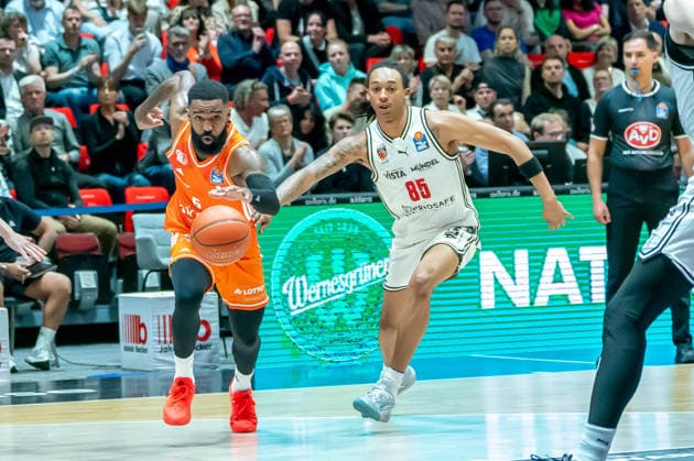 Chemnitz, Germany 27 April 2026 1 BBL 2025 2026 Sp 31 Niners Chemnitz vs Bamberg Baskets In the picture from left in the duel Corey Davis 99 and Austin Crowley BMA Copyright: xFotostandx xNachtigallx