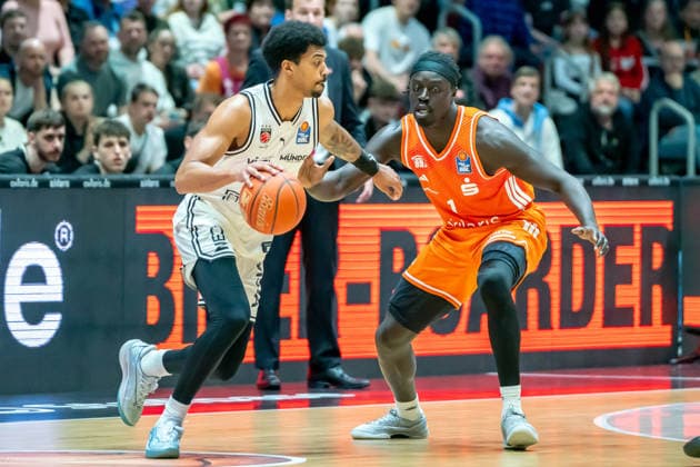Chemnitz, Germany 27 April 2026 1 BBL 2025 2026 Sp 31 Niners Chemnitz vs Bamberg Baskets In the picture from left in a duel Ibi Watson BMA and Aher Uguak 99 Copyright: xFotostandx xNachtigallx