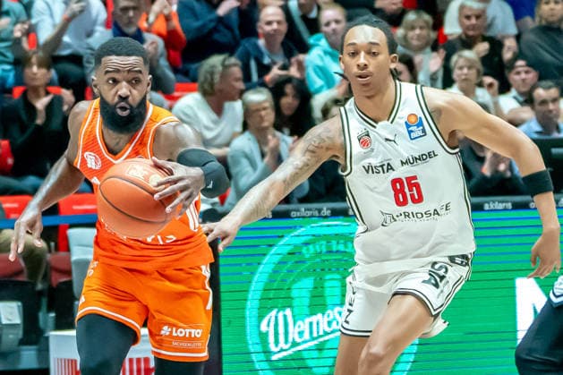 Chemnitz, Germany 27 April 2026 1 BBL 2025 2026 Sp 31 Niners Chemnitz vs Bamberg Baskets In the picture from left in the duel Corey Davis 99 and Austin Crowley BMA Copyright: xFotostandx xNachtigallx