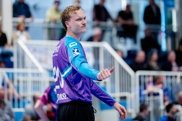 Dormagen, 27 04 2026, Handball, Men, 2 Bundesliga, 29 Matchday, 2025 2026 TSV Bayer Dormagen 1 VFL Potsdam Christian Ole Simonsen TSV Bayer Dormagen, 20 Thumbs up for his teammate