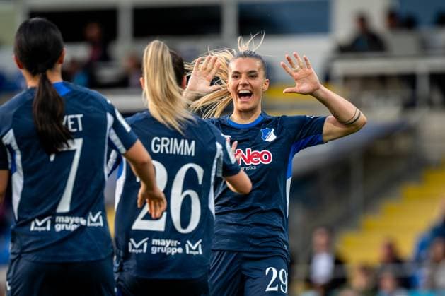 Selina Cerci 29 TSG Hoffenheim celebrates with teammates at the Dietmar Hopp Stadium GPFBL TSG Hoffenheim 1 FC Köln, 27 04 2026 Copyright: xSpeedshotx