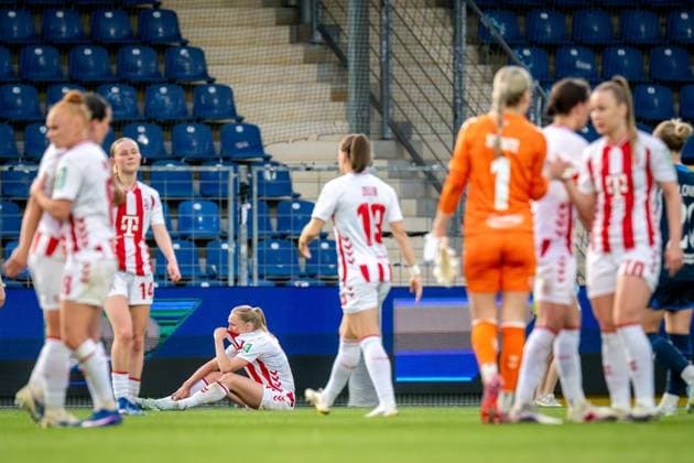 Lydia Andrade 17 1 FC Köln sits dejected on the pitch while Pauline Bremer 11 1 FC Köln stands in the background at Dietmar Hopp Stadion GPFBL TSG Hoffenheim 1 FC Köln, 27 04 2026 Copyright: xSpeedshotx