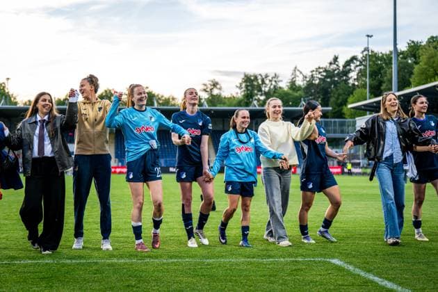 Franziska Harsch 17 TSG Hoffenheim , Nikee van Dijk 25 TSG Hoffenheim , Lisa Doorn 14 TSG Hoffenheim , Lisann Kaut 4 TSG Hoffenheim , Linda Natter 11 TSG Hoffenheim , Chiara Hahn 23 TSG Hoffenheim , Sara Ritter 22 TSG Hoffenheim and Marie Steiner 19 TSG Hoffenheim celebrate together on the pitch at the Dietmar Hopp Stadium GPFBL TSG Hoffenheim 1 FC Köln, 27 04 2026 Copyright: xSpeedshotx