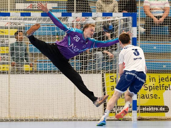 Christian Ole Simonsen (TSV Bayer Dormagen, 20) concedes a goal to Marvin Siemer (1. VfL Potsdam, 3) TSV Bayer Dormagen vs 1. VfL Potsdam, 2. Handball Bundesliga, 29. Spieltag, Saison 2025 2026, TSV Bayer Sportcenter, GER, 27.04.2026 Foto: HMB Media Scott W. Coleman Dormagen TSV Bayer Sportcenter Nordrhein-Westfalen GER Copyright: xScottxW.xColemanx