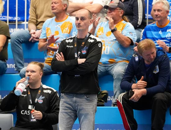 Emir Kurtagic (1. VfL Potsdam, Offizieller B) TSV Bayer Dormagen vs 1. VfL Potsdam, 2. Handball Bundesliga, 29. Spieltag, Saison 2025 2026, TSV Bayer Sportcenter, GER, 27.04.2026 Foto: HMB Media Scott W. Coleman Dormagen TSV Bayer Sportcenter Nordrhein-Westfalen GER Copyright: xScottxW.xColemanx