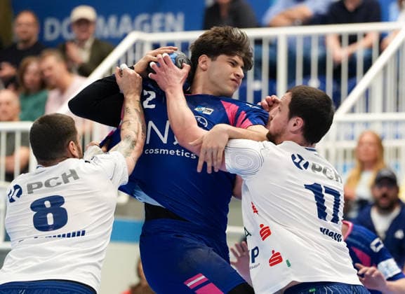 Luca Krist (TSV Bayer Dormagen, 2) works against Davide Bulzamini (1. VfL Potsdam, 8) and Jannek Klein (1. VfL Potsdam, 17) TSV Bayer Dormagen vs 1. VfL Potsdam, 2. Handball Bundesliga, 29. Spieltag, Saison 2025 2026, TSV Bayer Sportcenter, GER, 27.04.2026 Foto: HMB Media Scott W. Coleman Dormagen TSV Bayer Sportcenter Nordrhein-Westfalen GER Copyright: xScottxW.xColemanx