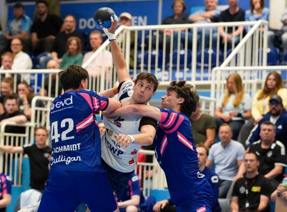 Markus Mahr (1. VfL Potsdam, 6) works against Jan-Christian Schmidt (TSV Bayer Dormagen, 42) and Krischa Leis (TSV Bayer Dormagen, 7) TSV Bayer Dormagen vs 1. VfL Potsdam, 2. Handball Bundesliga, 29. Spieltag, Saison 2025 2026, TSV Bayer Sportcenter, GER, 27.04.2026 Foto: HMB Media Scott W. Coleman Dormagen TSV Bayer Sportcenter Nordrhein-Westfalen GER Copyright: xScottxW.xColemanx