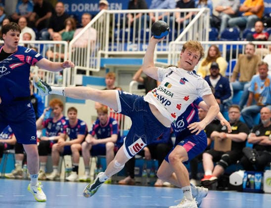 William Reichardt (1. VfL Potsdam, 4) shoots the ball TSV Bayer Dormagen vs 1. VfL Potsdam, 2. Handball Bundesliga, 29. Spieltag, Saison 2025 2026, TSV Bayer Sportcenter, GER, 27.04.2026 Foto: HMB Media Scott W. Coleman Dormagen TSV Bayer Sportcenter Nordrhein-Westfalen GER Copyright: xScottxW.xColemanx