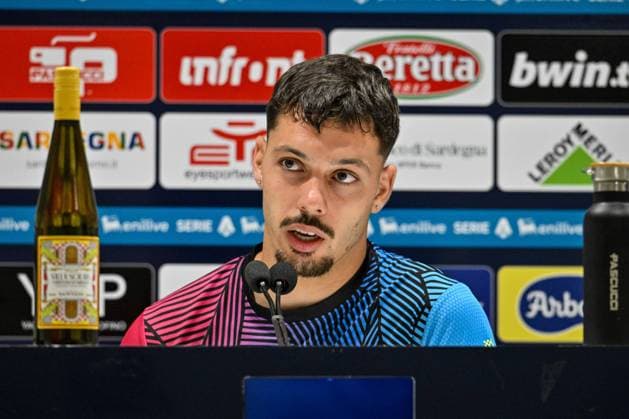 Gianluca Gaetano of Cagliari Calcio, press conference, PK, Pressekonferenz Conferenza Stampa during Cagliari Calcio vs Atalanta BC, Italian soccer Serie A match in Cagliari, Italy, April 27 2026  Copyright: xLuigixCanu IPAxSportx xipa-agency.netx xx IPA_74279006 IPA_Agency_IPA74279006