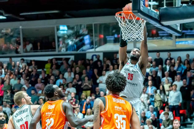 Chemnitz, Germany 27 April 2026 1 BBL 2025 2026 Sp 31 Niners Chemnitz vs Bamberg Baskets In the picture Ejiofor Onu BMA with a dunking 4 v li Copyright: xFotostandx xNachtigallx