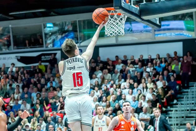 Chemnitz, Germany 27 April 2026 1 BBL 2025 2026 Sp 31 Niners Chemnitz vs Bamberg Baskets In the picture Adrian Petkovic BMA with a dunking Copyright: xFotostandx xNachtigallx