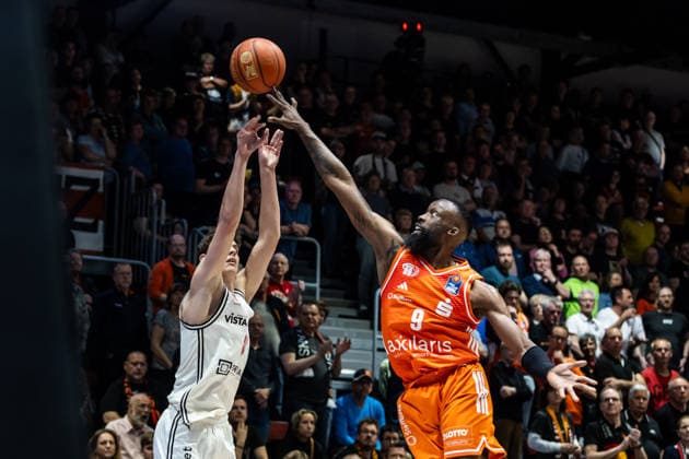 GER, easy Credit Basketball Bundesliga, Niners Chemnitz BMA365 Bamberg Baskets 27 04 2026, Messe, Chemnitz, GER, easy Credit Basketball Bundesliga, Niners Chemnitz BMA365 Bamberg Baskets Richard Balint BMA365 Bamberg Baskets, 11 , John Edward Newman III Niners Chemnitz, 9 Foto Alexander Trienitz Chemnitz Messe Sachsen Germany