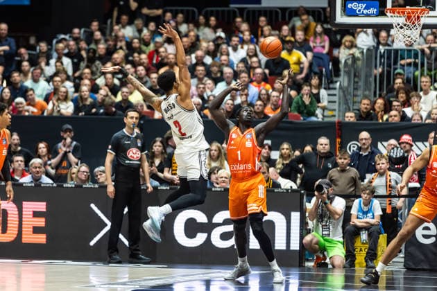 GER, easy Credit Basketball Bundesliga, Niners Chemnitz BMA365 Bamberg Baskets 27 04 2026, Messe, Chemnitz, GER, easy Credit Basketball Bundesliga, Niners Chemnitz BMA365 Bamberg Baskets Ibi Watson BMA365 Bamberg Baskets, 2 , Aher Uguak Niners Chemnitz, 1 Foto Alexander Trienitz Chemnitz Messe Sachsen Germany