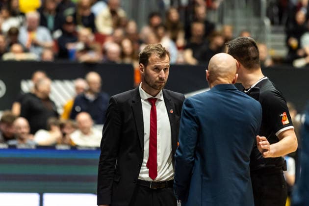 GER, easy Credit Basketball Bundesliga, Niners Chemnitz BMA365 Bamberg Baskets 27 04 2026, Messe, Chemnitz, GER, easy Credit Basketball Bundesliga, Niners Chemnitz BMA365 Bamberg Baskets Anton Gavel Head Coach , BMA365 Bamberg Baskets and Rodrigo Pastore Head Coach , Niners Chemnitz talk to the referee Photo Alexander Trienitz Chemnitz Messe Sachsen Germany