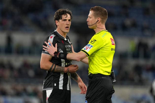 Nicolo Zaniolo of Udinese Calcio argues with referee Kevin Bonacina during the Serie A 2025 2026 football match between SS Lazio and Udinese Calcio at Stadio Olimpico in Rome (Italy), April 27, 2026. AntoniettaxBaldassarre