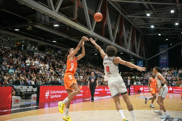 asyCredit Basketball Bundesliga, Matchday 31, Niners Chemnitz BMA365 Bamberg Baskets 27 04 2026 from 20 00 Chemnitz, Chemnitz Arena In the photo Kevin Yebo 0 , Demarcus Marquette Demonia 8 easyCredit Basketball Bundesliga, Matchday 31, Niners Chemnitz BMA365 Bamberg Baskets Chemnitz Saxony Germany Copyright: xEHLxMedia MichelxKöhlerx 20262704-Niners Chemnitz-Bamberg Baskets_035