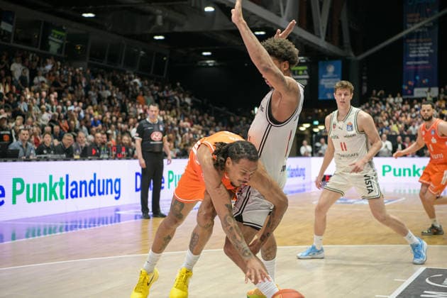 asyCredit Basketball Bundesliga, Matchday 31, Niners Chemnitz BMA365 Bamberg Baskets 27 04 2026 from 20 00 Chemnitz, Chemnitz Arena In the photo Kevin Yebo 0 , Demarcus Marquette Demonia 8 easyCredit Basketball Bundesliga, Matchday 31, Niners Chemnitz BMA365 Bamberg Baskets Chemnitz Saxony Germany Copyright: xEHLxMedia MichelxKöhlerx 20262704-Niners Chemnitz-Bamberg Baskets_037
