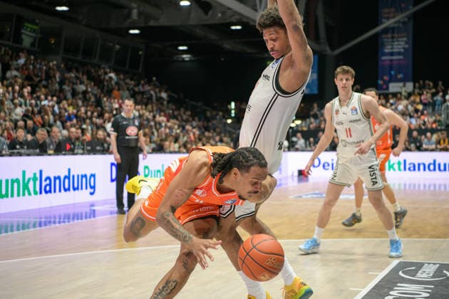 asyCredit Basketball Bundesliga, Matchday 31, Niners Chemnitz BMA365 Bamberg Baskets 27 04 2026 from 20 00 Chemnitz, Chemnitz Arena In the photo Kevin Yebo 0 , Demarcus Marquette Demonia 8 easyCredit Basketball Bundesliga, Matchday 31, Niners Chemnitz BMA365 Bamberg Baskets Chemnitz Saxony Germany Copyright: xEHLxMedia MichelxKöhlerx 20262704-Niners Chemnitz-Bamberg Baskets_038